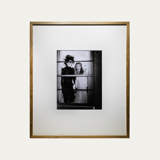 Lote 36: Fotografía de Eduardo Manostijeras (1990) - Johnny Depp y Winona Ryder