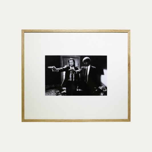 Lote 34: Fotografía de Pulp Fiction (1994) - Samuel L. Jackson y John Travolta