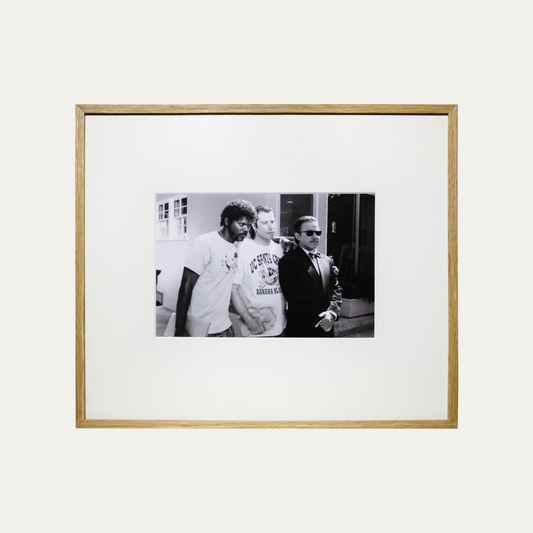 Lote 35: Fotografía de Pulp Fiction (1994) - Samuel L. Jackson, John Travolta y Harvey Keitel