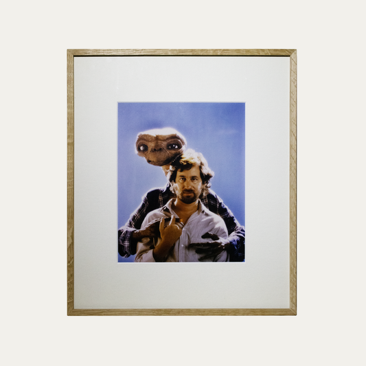 Lote 19: Foto de E.T., el extraterrestre (1982) - Steven Spielberg y E.T.