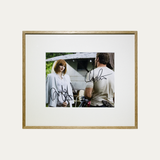 Lote 40: Fotografía firmada de Jurassic World 2015 - Bryce Dallas Howard y Chris Prao