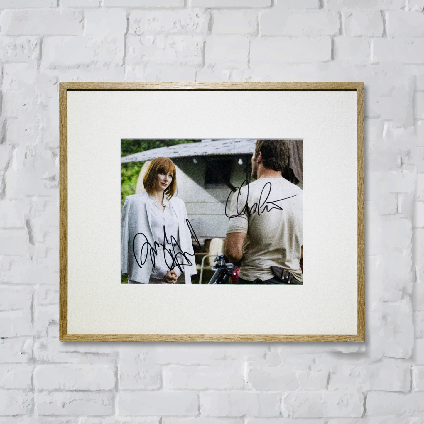 Lote 40: Fotografía firmada de Jurassic World 2015 - Bryce Dallas Howard y Chris Prao