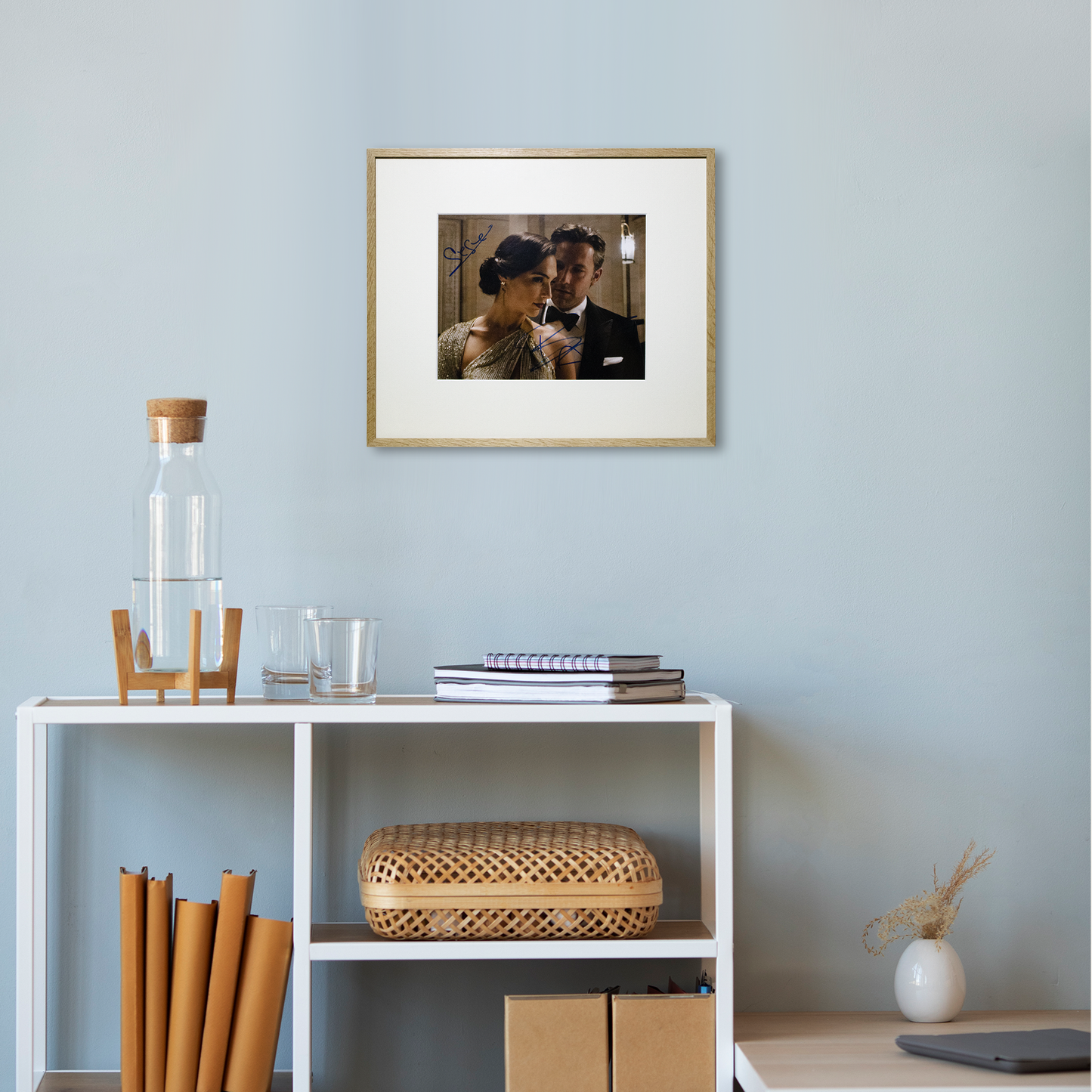 Lote 42: Fotografía firmada de Batman vs Superman: El amanecer de la justicia (2016) - Gal Galot y Ben Affleck