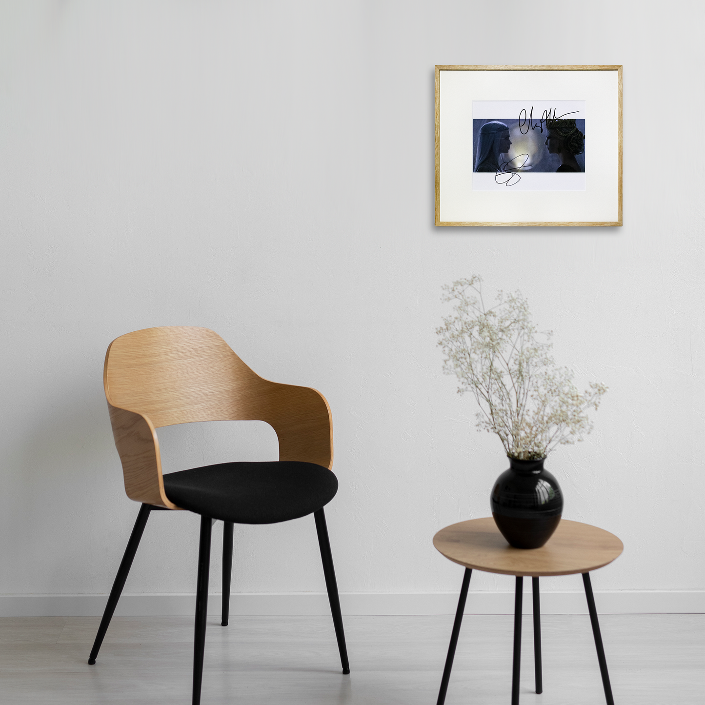 Lote 41: Fotografía firmada de El cazador y la reina de hielo (2016) - Emily Blunt y Charlize Theron