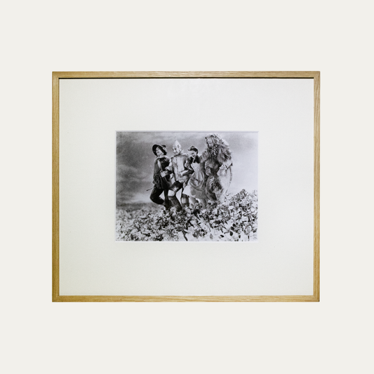 Lote 21: Fotografía de El mago de Oz (1939) - Ray Bolger, Jack Haley, Judy Garland y Bert Lahr