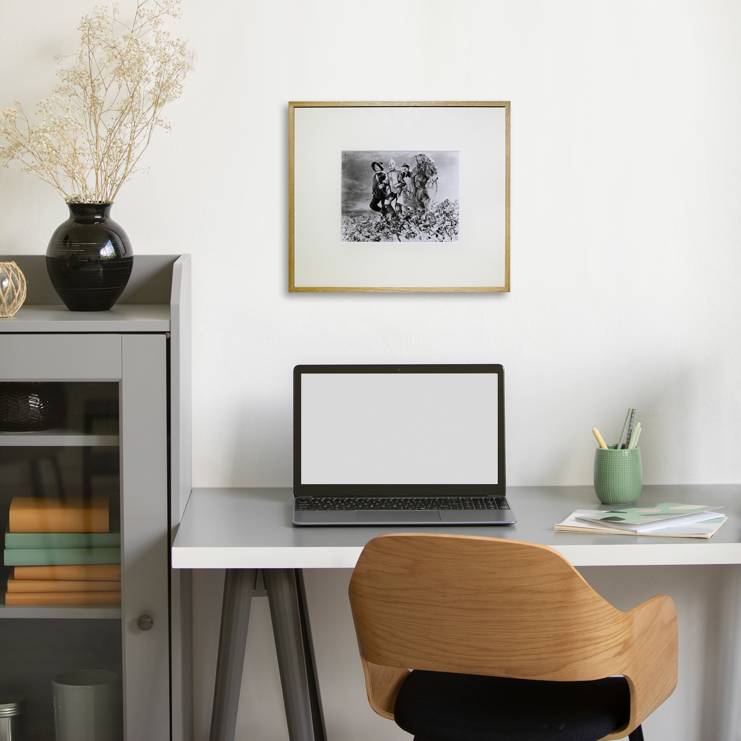 Lot 21: Photo The Wizard of Oz 1939 - Ray Bolger, Jack Haley, Judy Garland & Bert Lahr