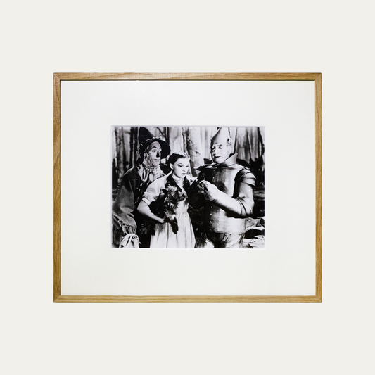 Lote 23: Fotografía de El mago de Oz (1939) - Ray Bolger, Judy Garland y Jack Haley