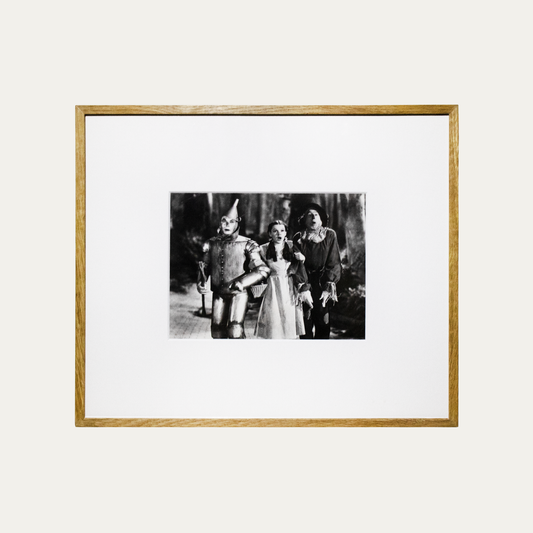 Lote 22: Fotografía de El mago de Oz (1939) - Ray Bolger, Judy Garland y Jack Haley