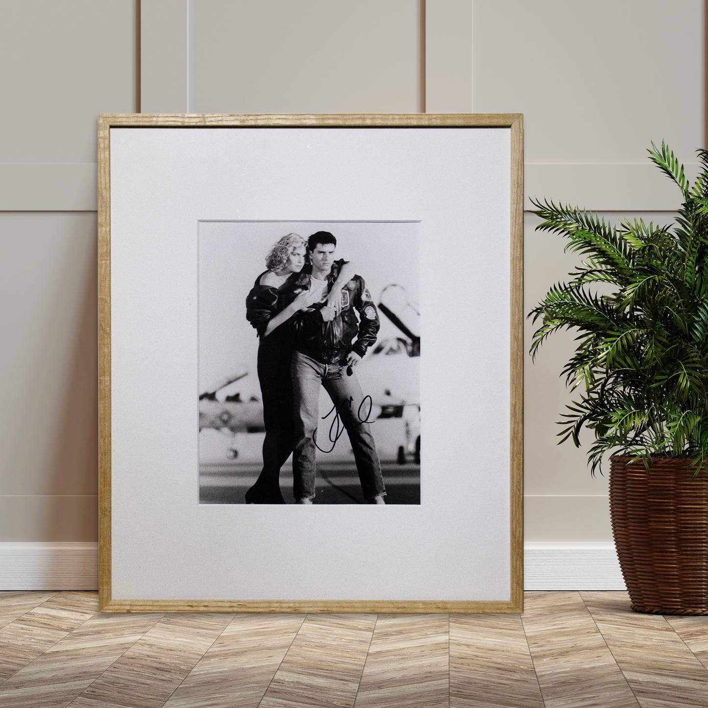 Lote 39: Fotografía firmada de Top Gun (1986) - Tom Cruise y Kelly McGillis