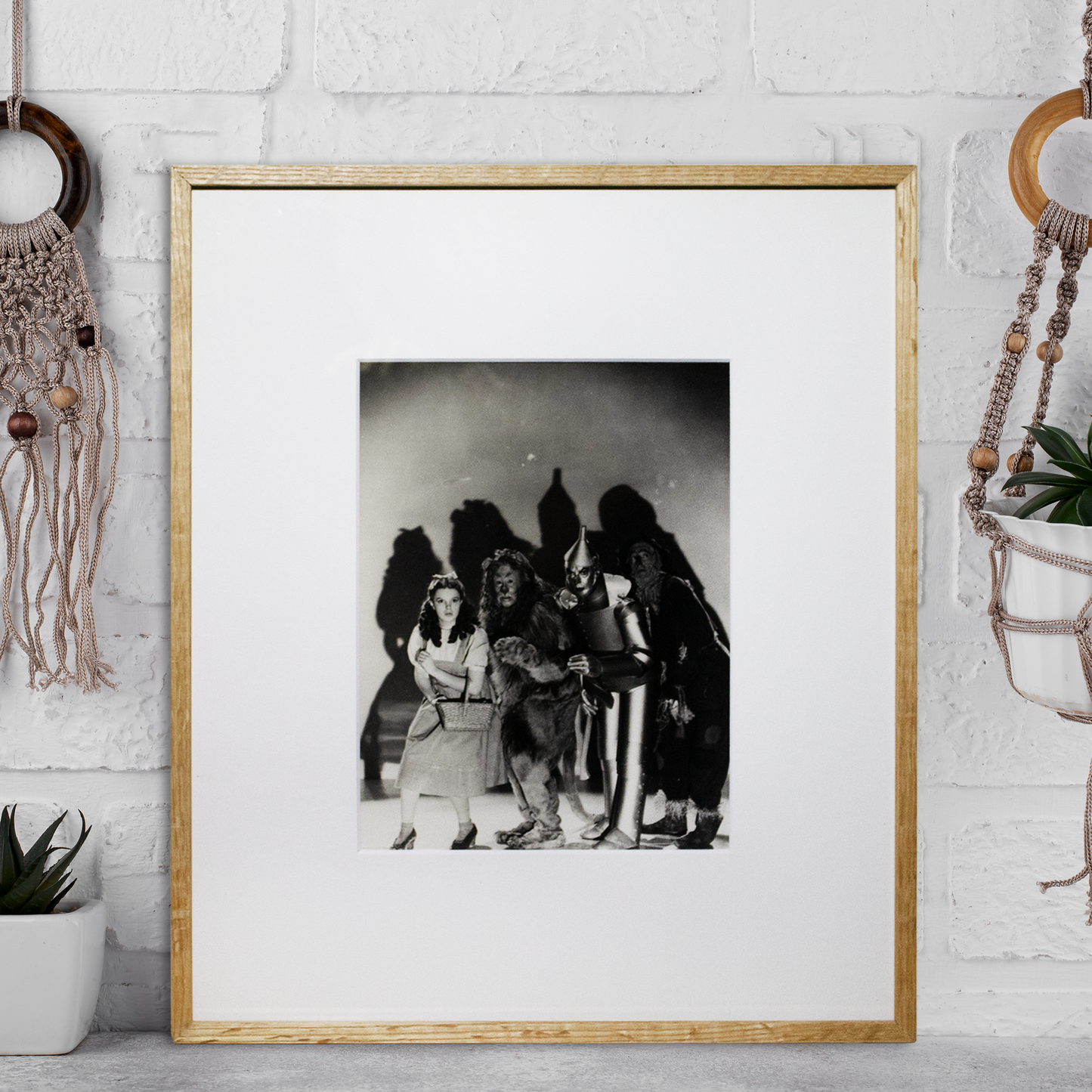 Lote 25: Fotografía de El mago de Oz (1939) - Ray Bolger, Jack Haley, Judy Garland y Bert Lahr