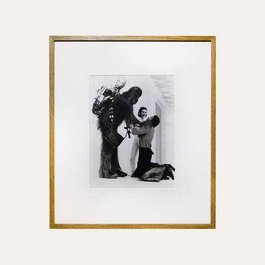 Lote 09: Fotografía de Star Wars: Episodio V - El Imperio Contraataca (1980) - Peter Mayhew, Carrie Fisher y Billy Dee Williams