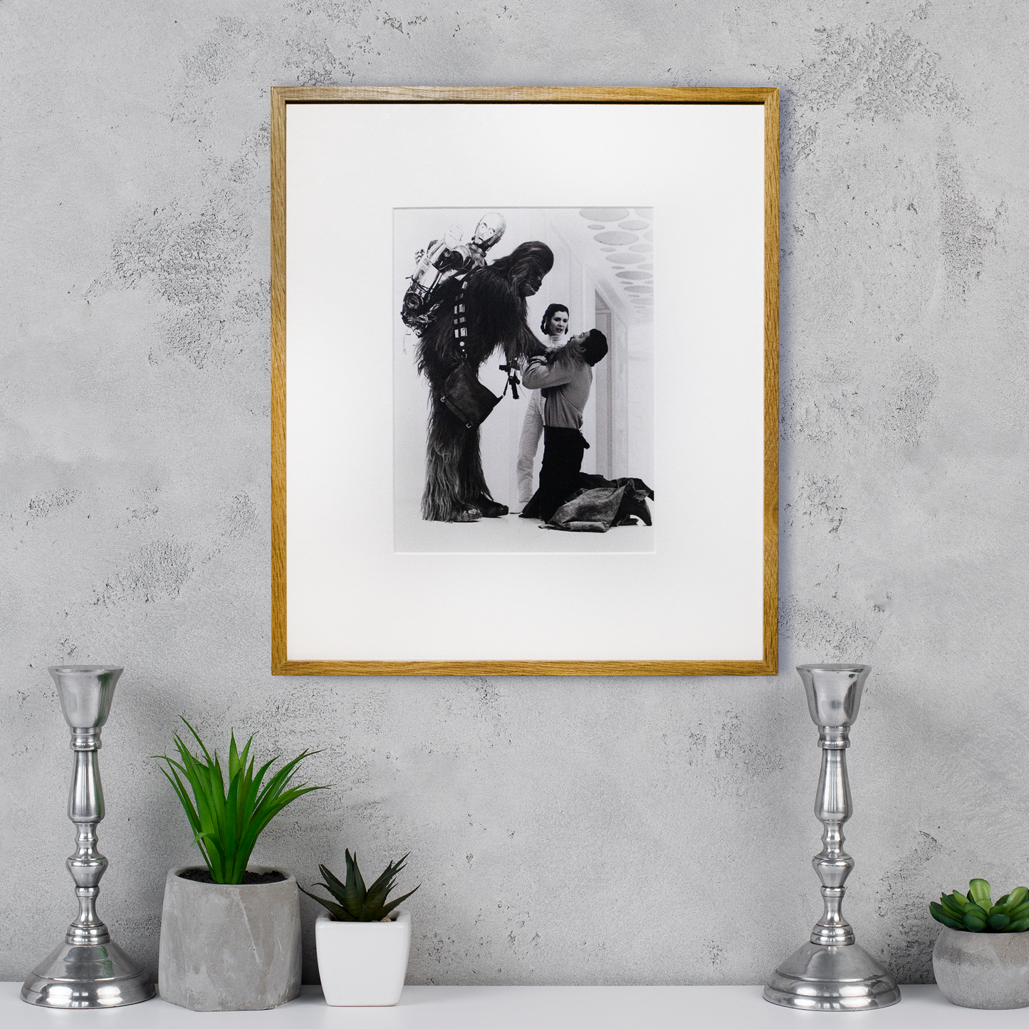 Lote 09: Fotografía de Star Wars: Episodio V - El Imperio Contraataca (1980) - Peter Mayhew, Carrie Fisher y Billy Dee Williams