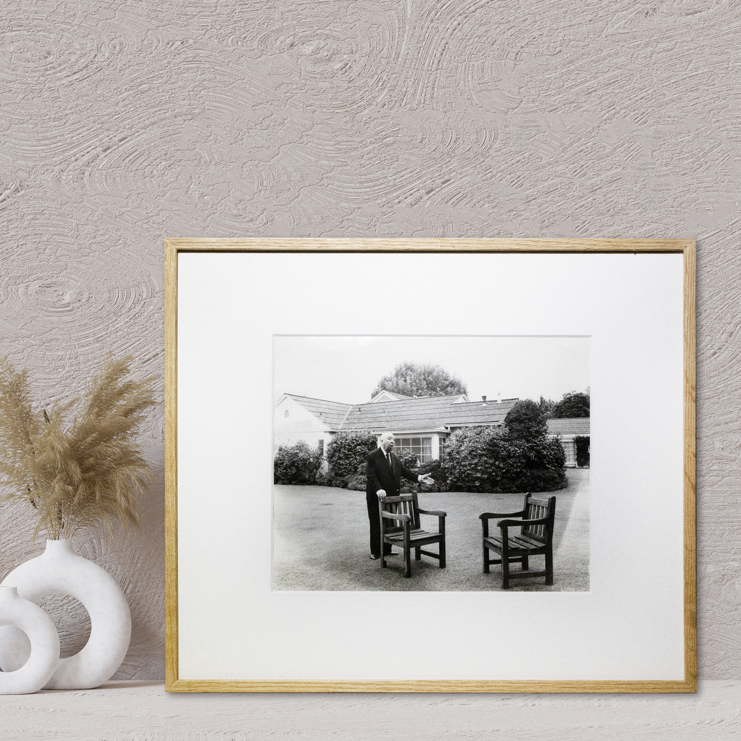 Lot 29: Photo Casa Bel Air, Los Angeles 1976 - Alfred Hitchcock