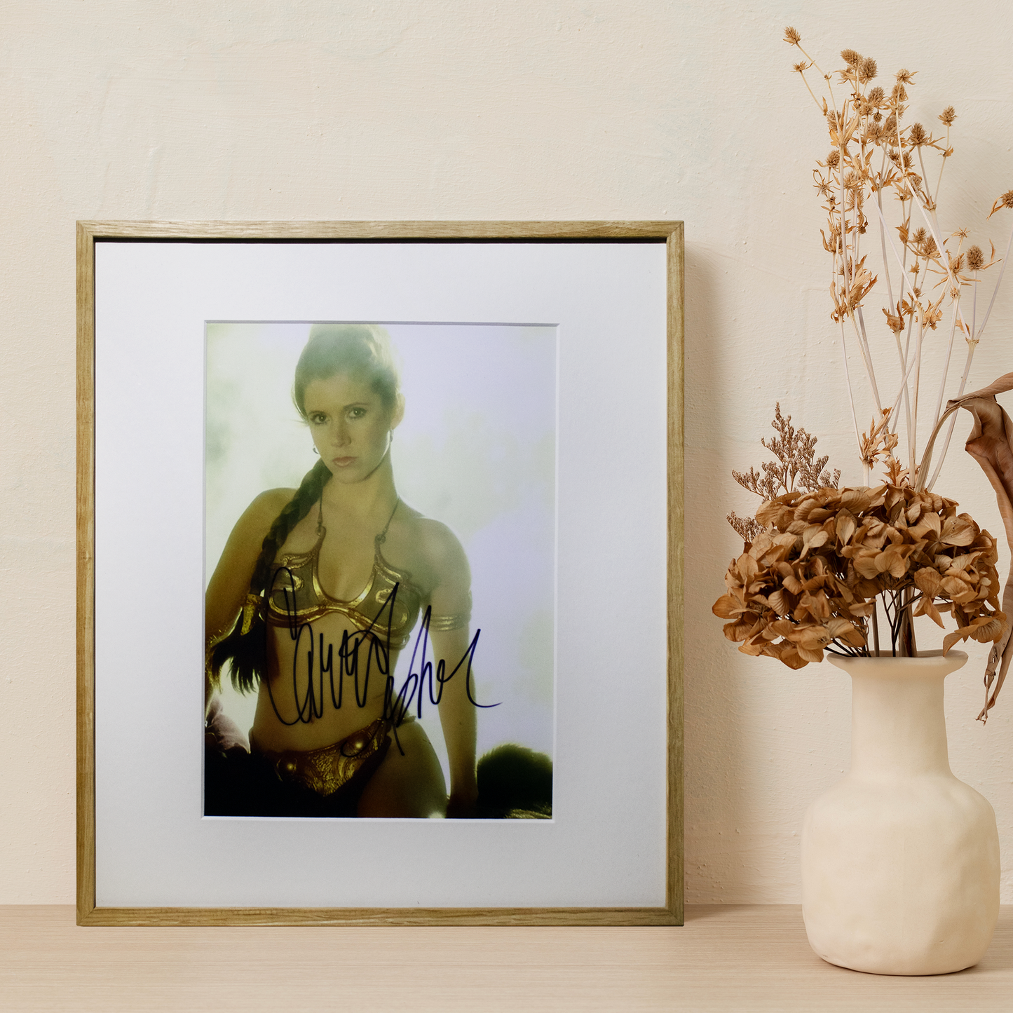 Lot 02: Signed Photo Star Wars Trilogy 1983 - Carrie Fisher