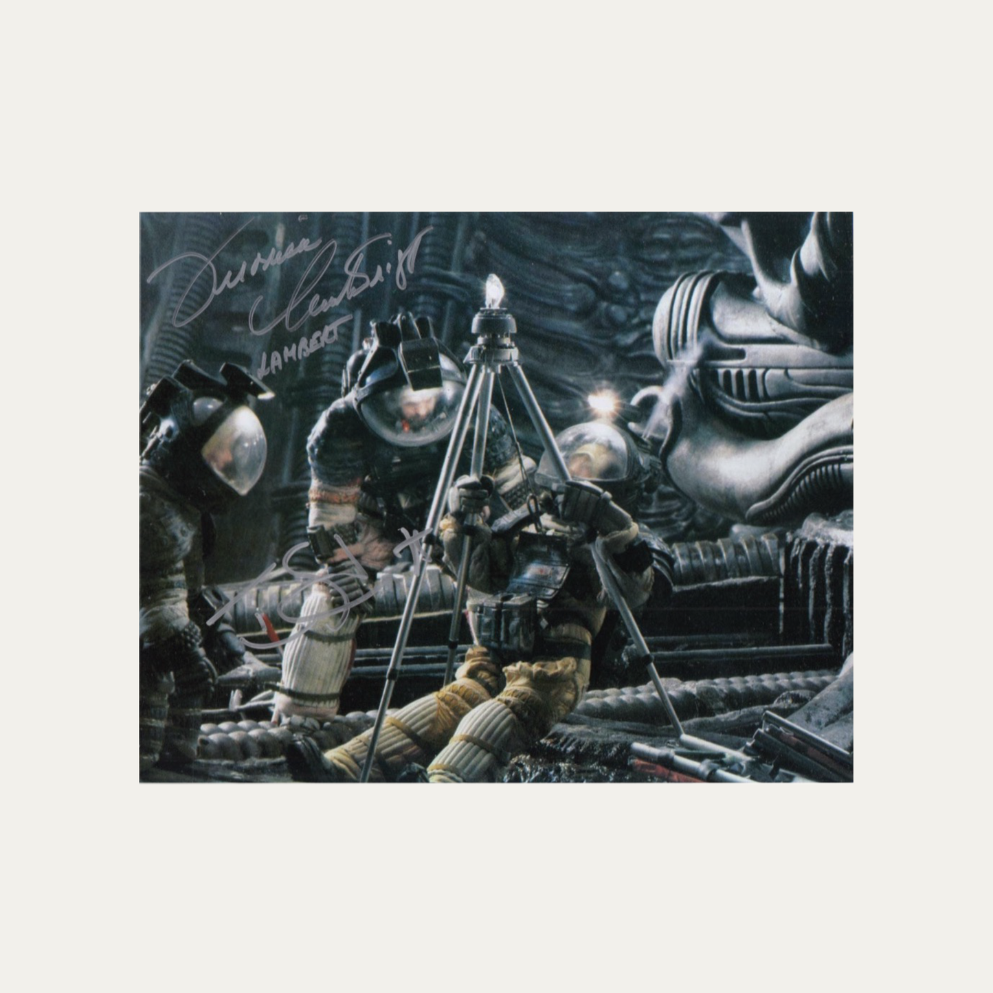 Lote 26: Fotografía firmada de Alien: El octavo pasajero (1979) - Veronica Cartwright, Tom Skerrit