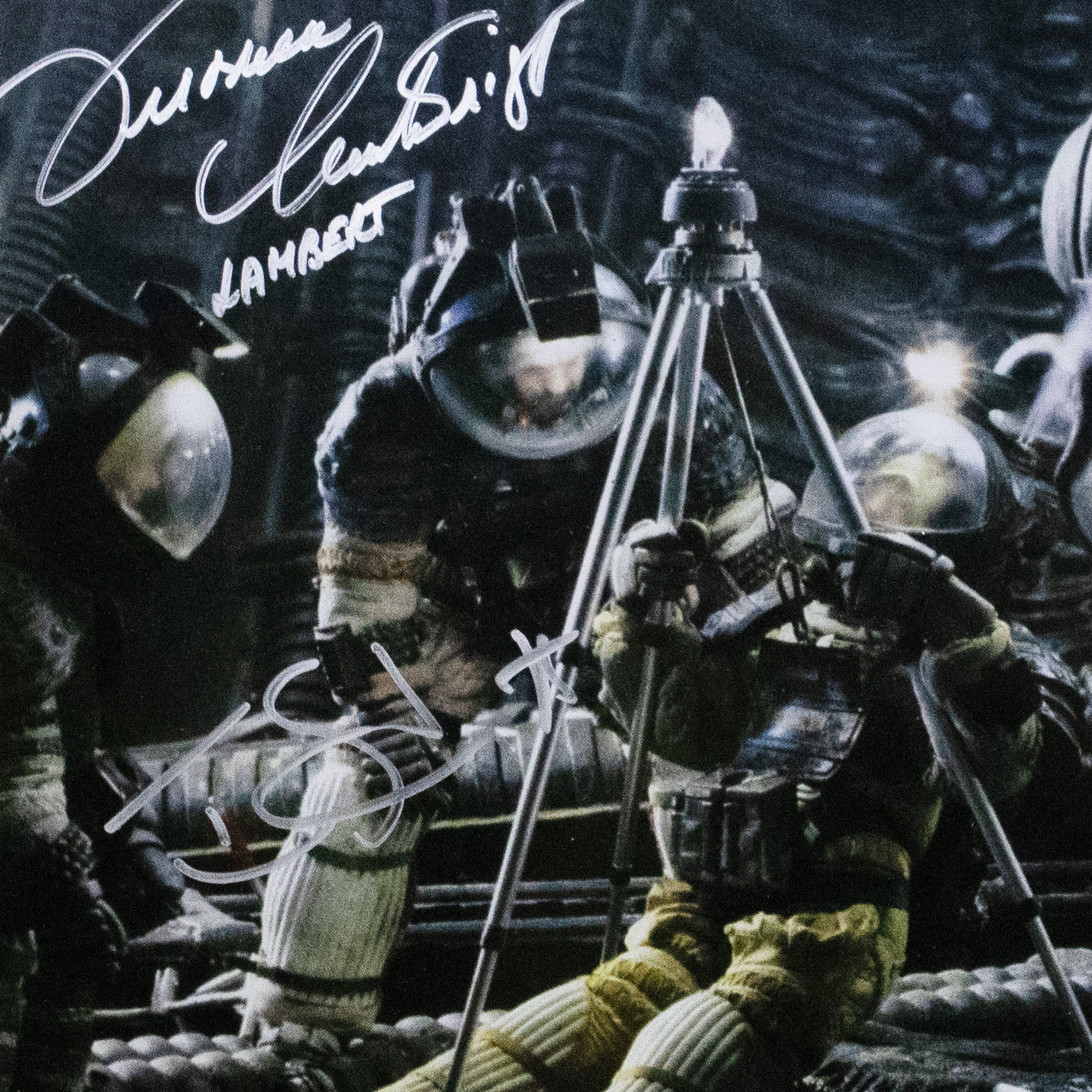 Lote 26: Fotografía firmada de Alien: El octavo pasajero (1979) - Veronica Cartwright, Tom Skerrit