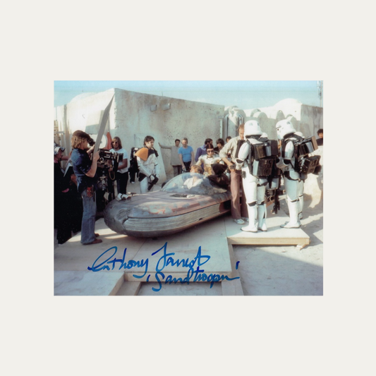 Lote 04: Fotografía firmada de Star Wars: Episodio IV - Una nueva esperanza (1977) - Soldado de arena Anthony Forrest