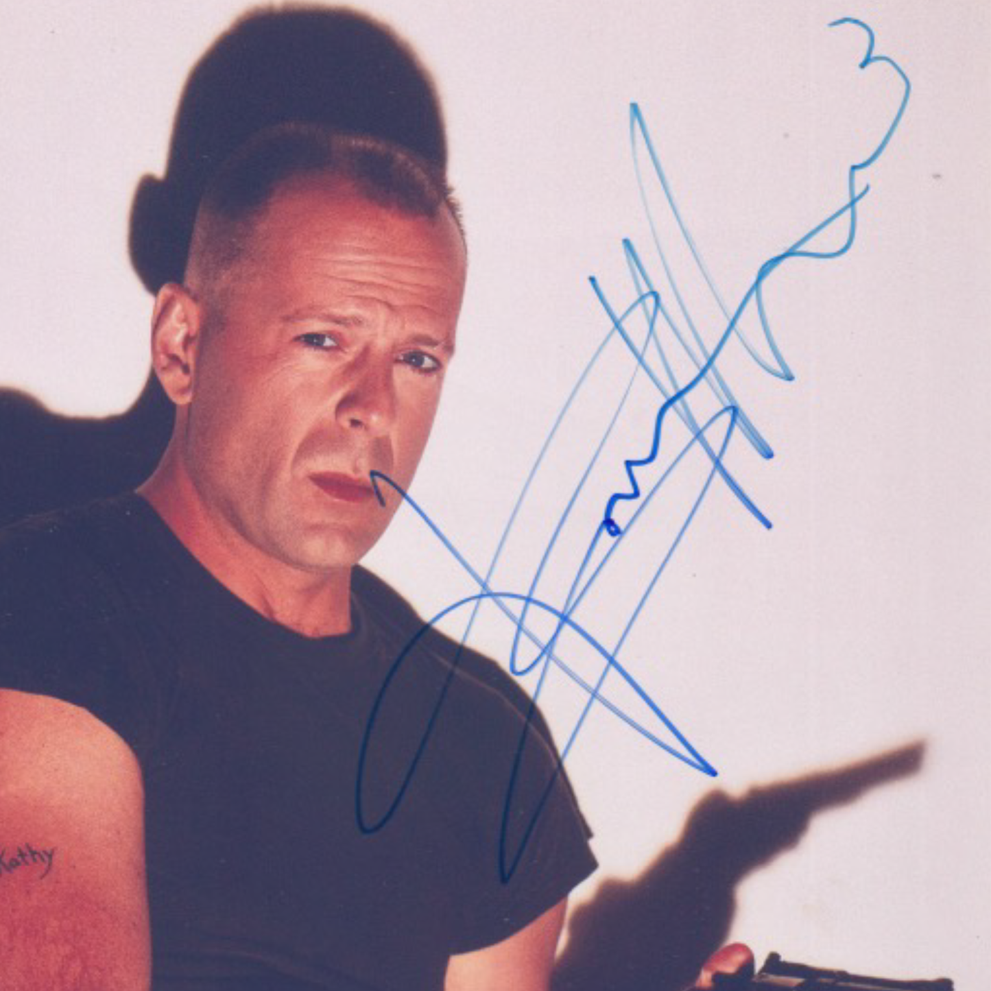 Lote 33: Fotografía firmada de Pulp Fiction (1994) - Bruce Willis