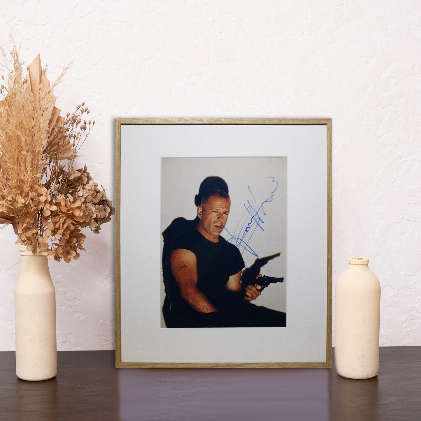 Lote 33: Fotografía firmada de Pulp Fiction (1994) - Bruce Willis