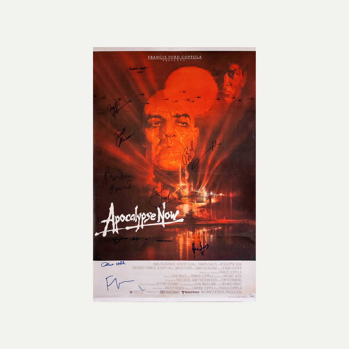 Lote 49: Póster firmado de Apocalypse Now (1979) - Marlon Brando, Marti Sheen