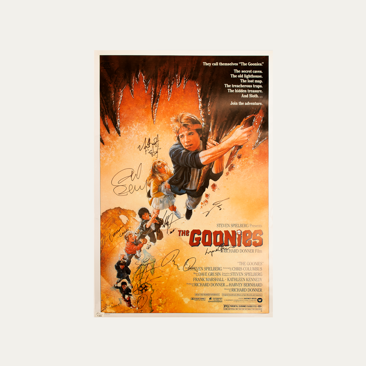 Lote 54: Póster firmado de Los Goonies (1985) - Sean Astin, Josh Brolin, Jeff Cohen, Corey Feldman, Martha Plimpton, Ke Huy Quan, Kerri Green