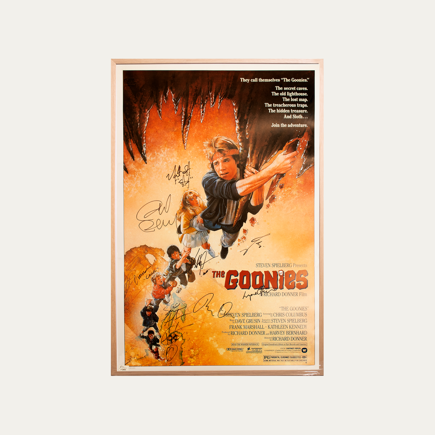 Lote 54: Póster firmado de Los Goonies (1985) - Sean Astin, Josh Brolin, Jeff Cohen, Corey Feldman, Martha Plimpton, Ke Huy Quan, Kerri Green