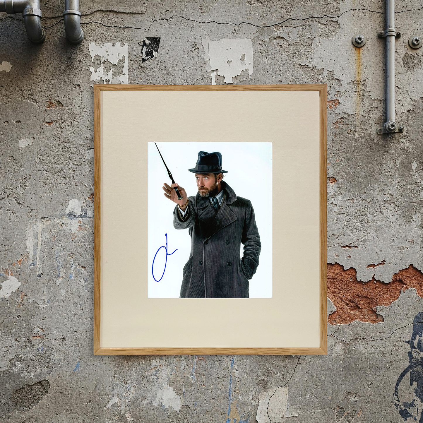 Lote 45: Fotografía firmada de Animales Fantásticos: Los Crímenes de Grindelwald (2018) - Jude Law